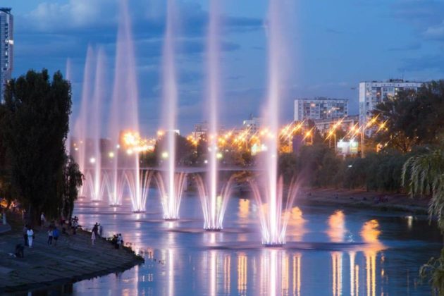 Запуск фонтанів на Русанівському каналі (ГРАФІК ШОУ)