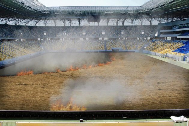 На стадіоні “Динамо” та НСК “Олімпійський” згоріла трава (ФОТО)