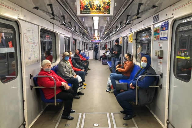 “А нам вже однаково!”. Чому люди похилого віку не носять маски в метро і хто ще порушує карантин