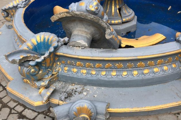 У Боярці нова традиція: щомісяця вилазити на фонтан і ламати його