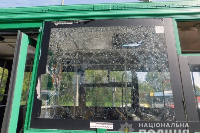 Чоловік жбурнув каменюку у вікно тролейбуса і розбив голову пасажирці