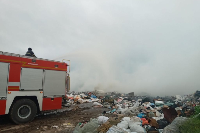 На Київщині загорілись два сміттєзвалища. Одне ще гасять