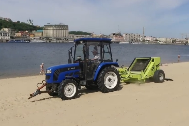 Засмагати безпечно: на пляжі Труханового острова очистили пісок (ВІДЕО)