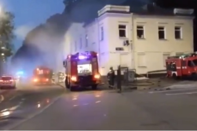 “Закликаємо до боротьби”: у Києві підпалили слідче управління МВС (ВІДЕО)