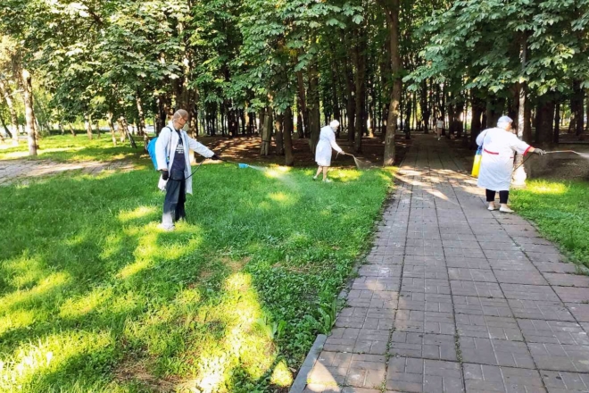 Проти кліщів обробили парки Святошинського району (СПИСОК)