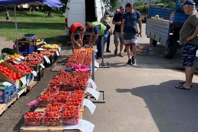 В Дарницькому районі розігнали продавців полуниці та черешень