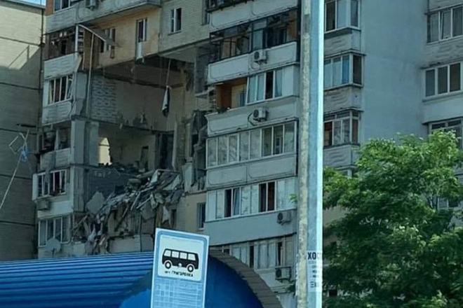 Потужний вибух на Позняках – зруйновано кілька квартир багатоповерхівки