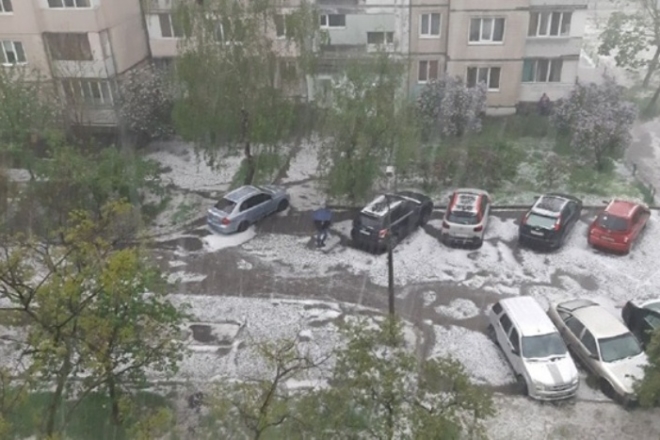 Негода насувається: у Києві очікуються гроза, град та сильний вітер