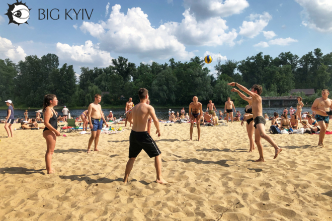На пляжах можна лише грати в волейбол та милуватися Дніпром – коли знімуть заборону на купання