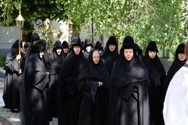 Захворіли одразу 26 монахинь – новий спалах COVID-19 у Києві