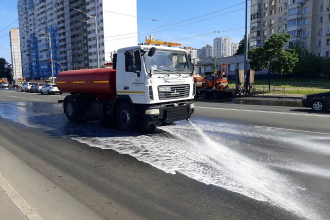 Аномальна спека: у столиці почали пилососити та мити вулиці