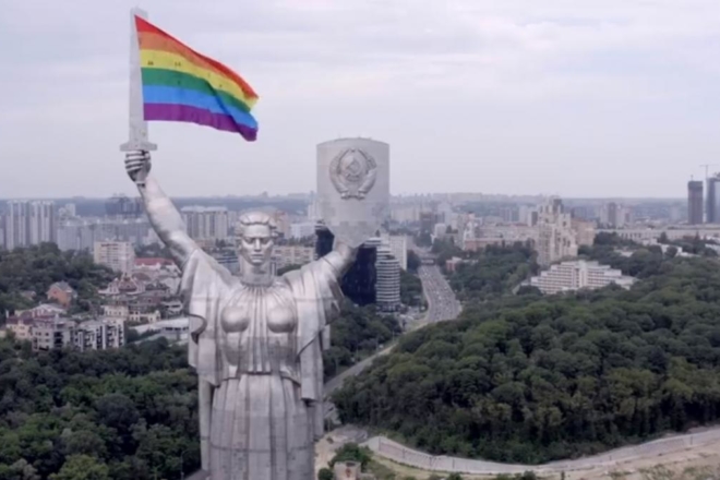 Як та хто прикріпив прапор ЛГБТ на Батьківщину-мати