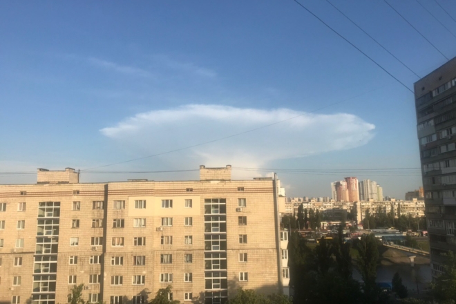 “Ядерний гриб” з хмар утворився над Києвом вчора. Рятувальники пояснили це явище