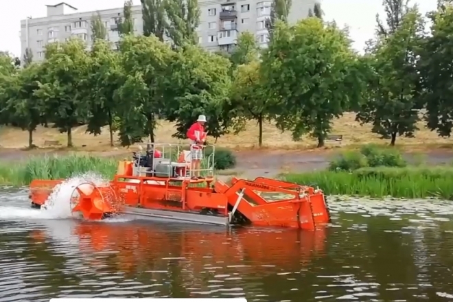 Водний комбайн розчищає Русанівський канал від водоростей
