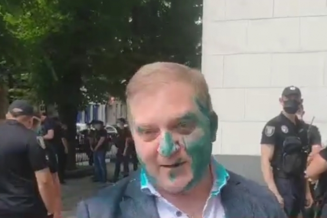 За суверенну Україну. Депутата Волошина облили зеленкою під Радою (ВІДЕО)