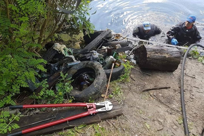 Жахливе сміття з труб колектора у річці Підбірна (ФОТО)
