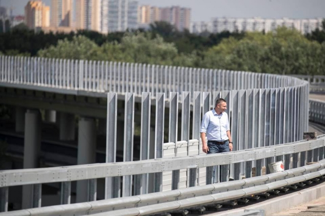 Будівництво Подільського мосту: монтують шумозахисні бар’єри та освітлення