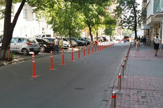 Шукай законну парковку – на Панаса Мирного встановили делініатори