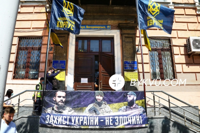 Захист України не злочин. У Києві пройшла акція на підтримку ветеранів у справі за позовом Сивохи