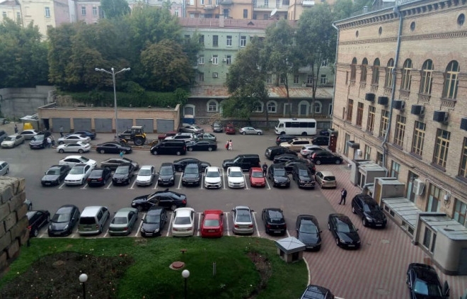 Припаркувати та зарядити авто можна буде у дворі Київради – умови