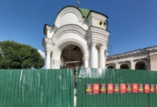 Найстаріший фонтан Києва “Самсон” сховали за парканом: що сталося