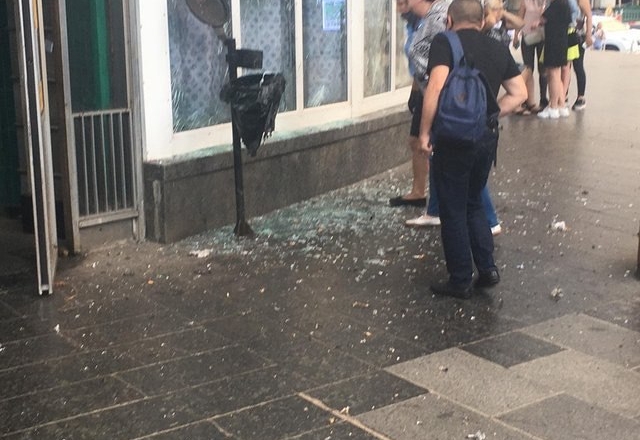 На метро «Шулявська» – вибух в смітнику. Поранено перехожого, пошкоджені вікна