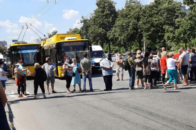 Мітингувальники перекрили проспект Маяковського, утворилися затори (ФОТО)