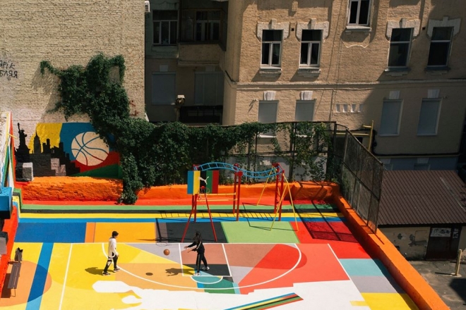 На вулиці Саксаганського з’явився баскетбольний корт. Користуватись ним може кожен