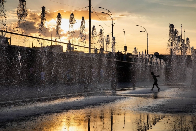 Сухий фонтан, зона відпочинку – як виглядає новий громадський простір на Деміївській
