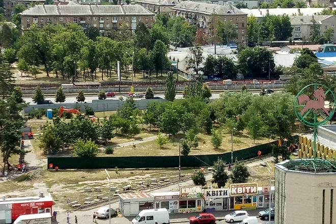 Забудова зеленої зони біля станції “Дарниця”: місто хоче викупити ділянку для розширення парку Малишка