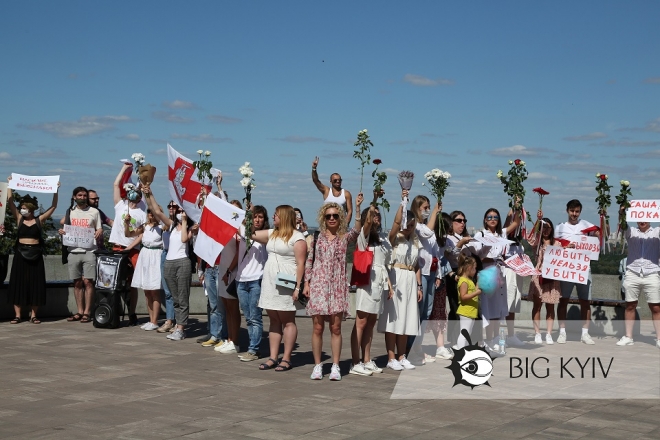 У Києві утворили “ланцюг єднання” на підтримку Білорусі