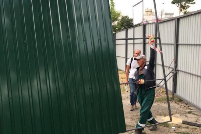 Забудовника змусили зняти паркан навколо зеленої зони біля станції “Дарниця”