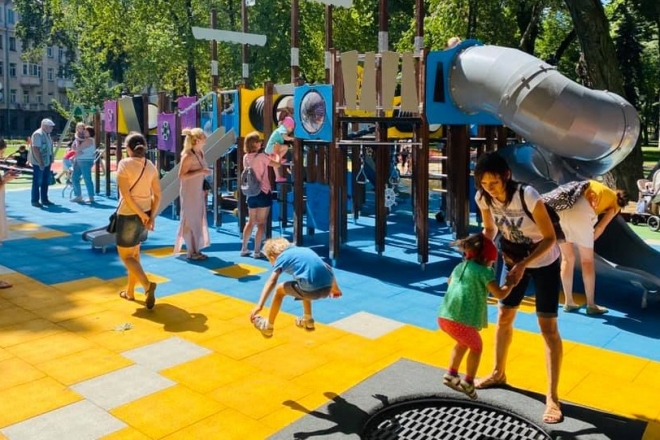 Діти випробовують новий майданчик у Маріїнському парку. Тут є де пострибати, полазити і покачатись