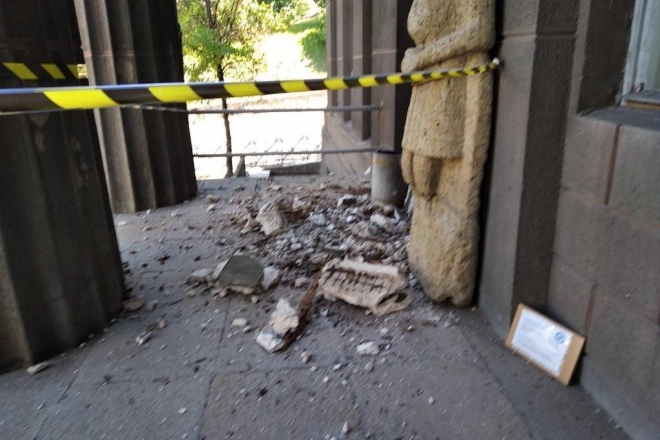 З будівлі Художнього музею обвалився портик. Заклад тимчасово закрили