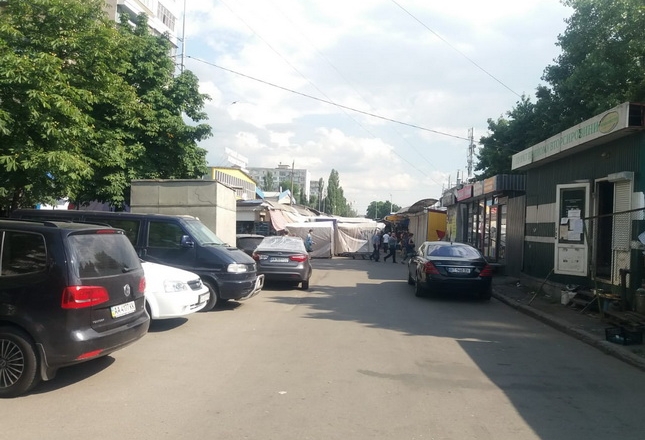 Звільняють проїзд: біля ринку на Борщагівці демонтують торгові намети, що захопили дорогу