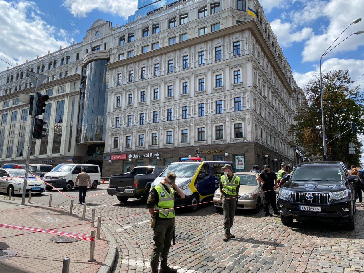 Полиция банков. Полиция и банк. Банк с полицией на улице.