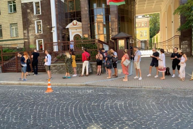 Черги в Києві з охочих вибрати нового президента Білорусі – фото