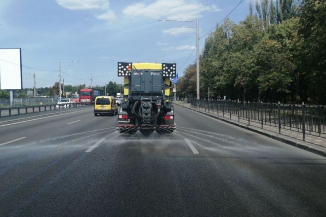 Київські дороги старанно миють шампунями (ФОТО)