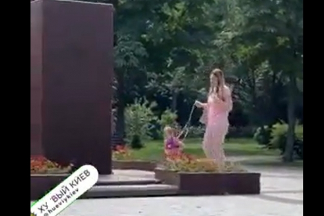 Мама вигулювала дитину на повідку в центрі Києва (ВІДЕО)