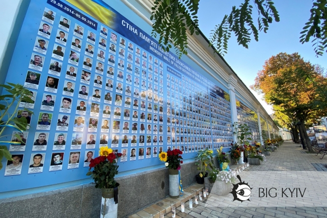 “Така рана на тілі історії України не затягнеться”. Президент вшанував пам’ять загиблих воїнів