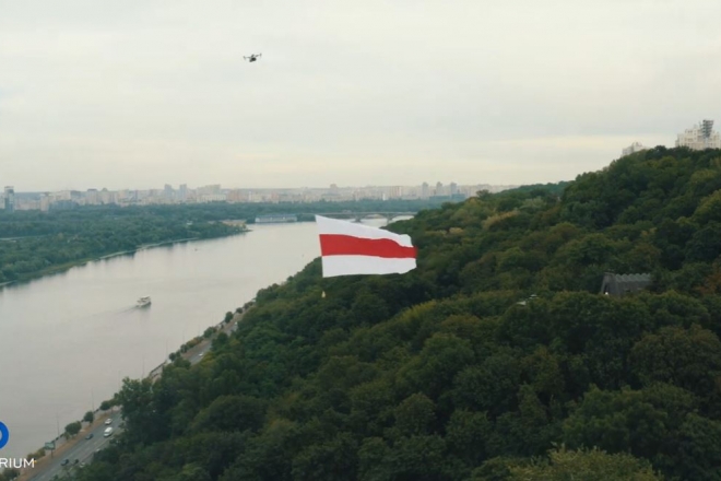 Біло-червоно-білий прапор майорів в київському небі на знак солідарності з білорусами (ВІДЕО)