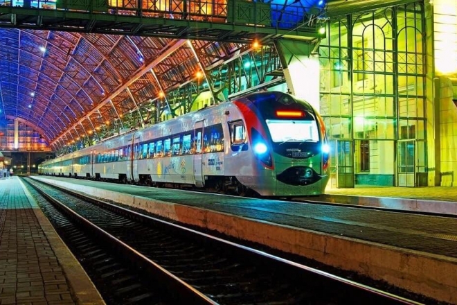 У поїздах “Інтерсіті+” пасажирам пропонують охолодитись “Бандерівським смузі”