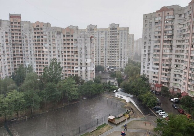 У Києві бушувала гроза з градом і штормовим вітром. Як столиця витримала натиск стихії