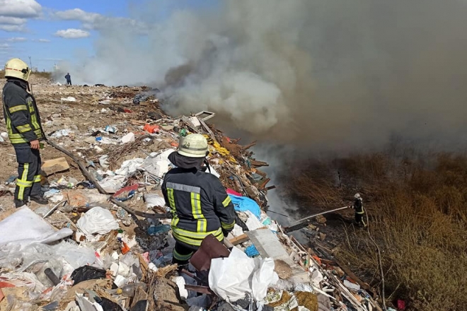 На Дарниці палає сміттєзвалище