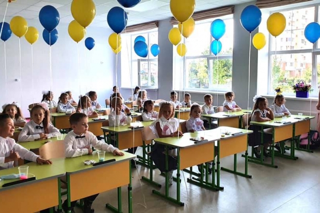 Київ розпочав новий навчальний рік в умовах воєнного стану: без лінійок та з найменшою кількістю першачків за останні роки