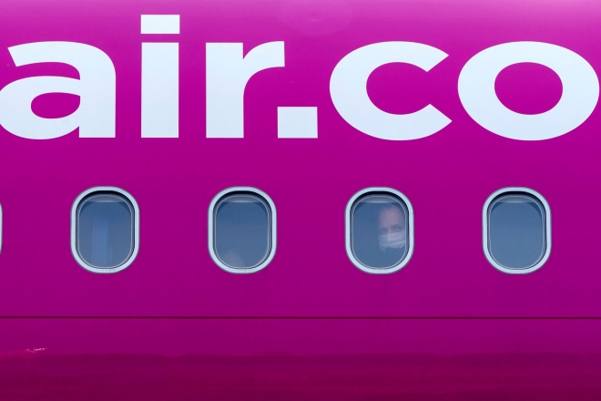 Wizz Air відновлює рейси у Братиславу, а низку інших скасовує