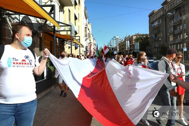 Belarus is not Russia. Центром Києва пронесли величезний прапор білоруської опозиції