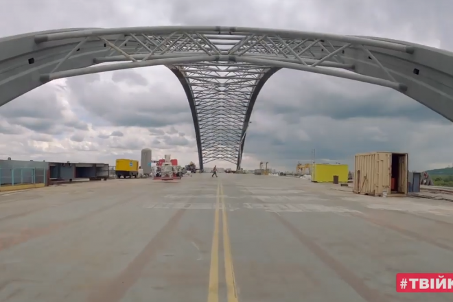 Супердомкрати встановлять величезну конструкцію Подільсько-Воскресенського мосту