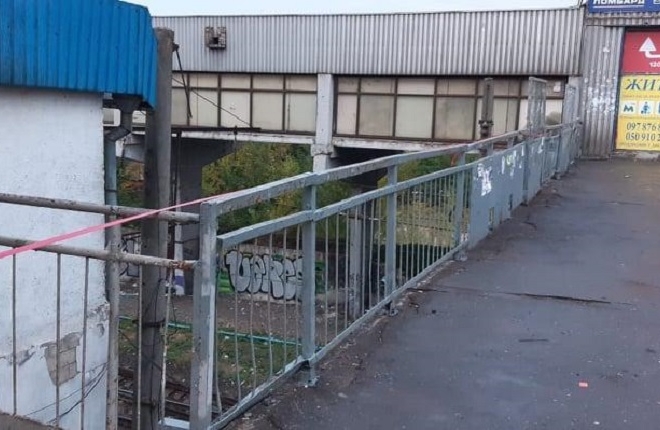 Перила на мосту на станції “Київ-Пасажирський” обвалились через стихійну торгівлю