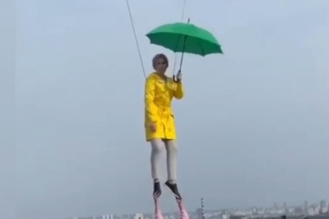Мері Поппінс, до побачення! Верещук підвісили з парасолькою над мостом Кличка (ВІДЕО)